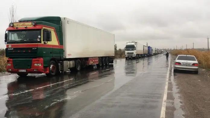 Водители грузовиков оштрафованы на 1.4 млн сомов за превышение норм веса