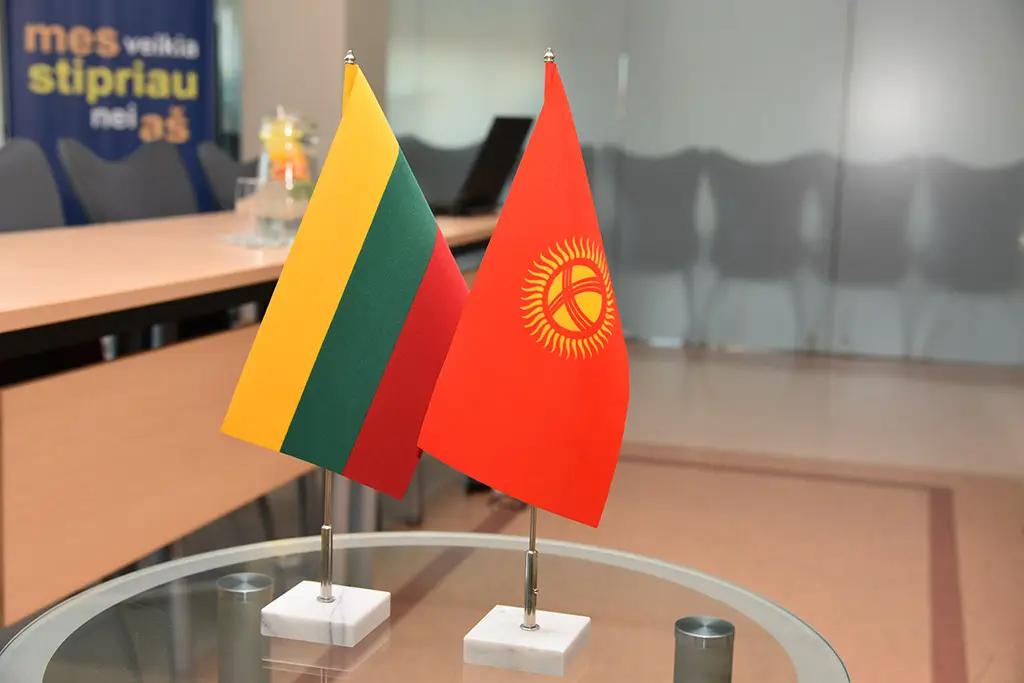 Литва заинтересована покупать у КР нефтепродукты, ткани и удобрения