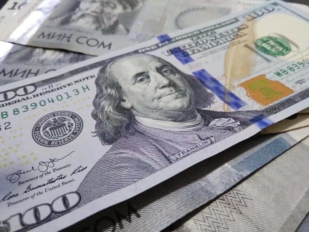 Стоимость доллара снизилась на 0.13% — курсы валют