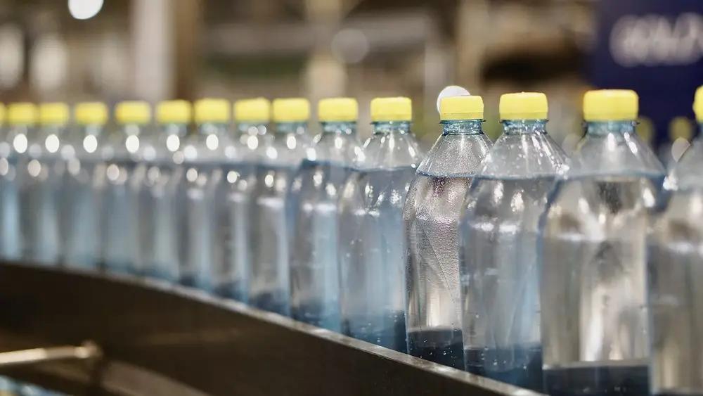 Четыре страны полностью прекратили покупать минеральную воду из КР