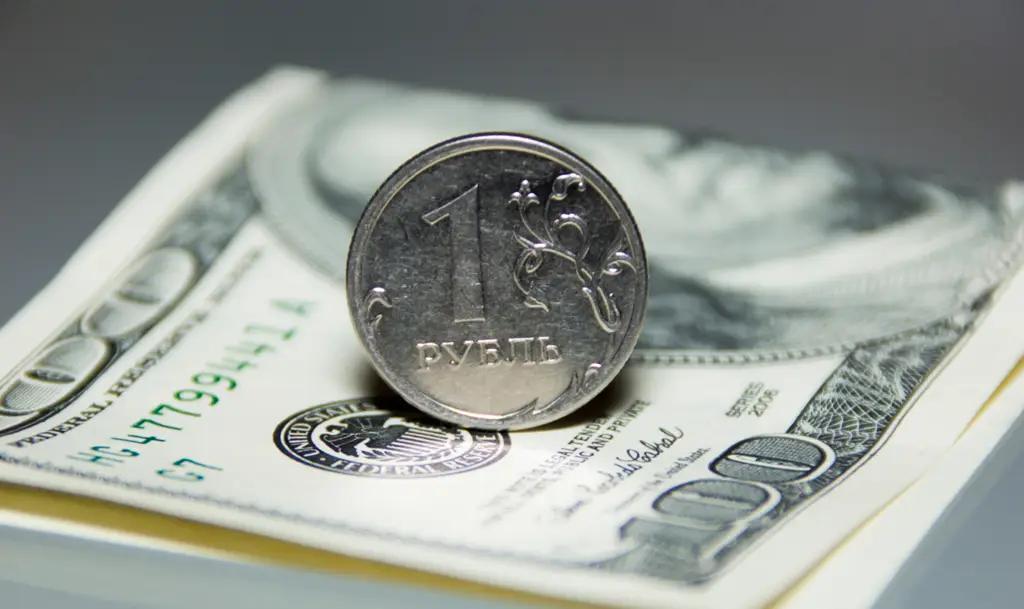 Доллар вырос, евро подешевел. Курс Центробанка России