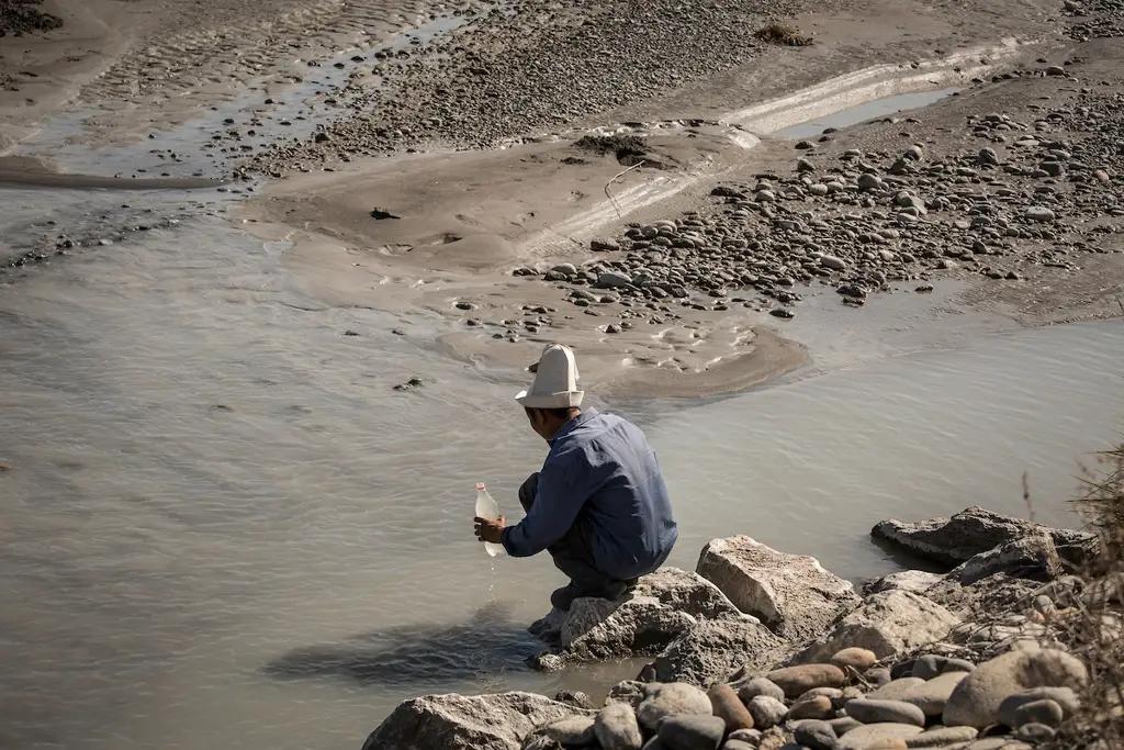 В Чуйской области люди пьют воду из арыка