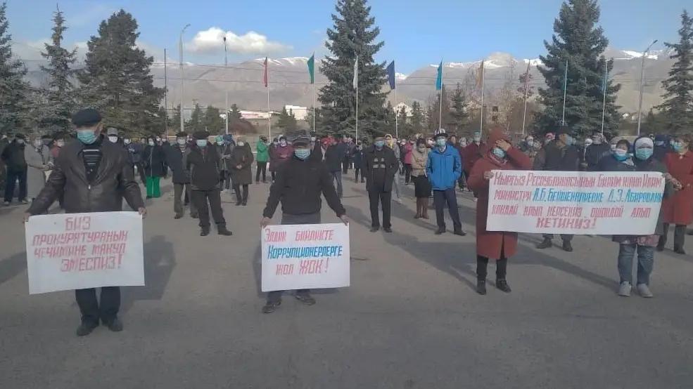 На Иссык-Куле директора школ требуют отставки главы районо