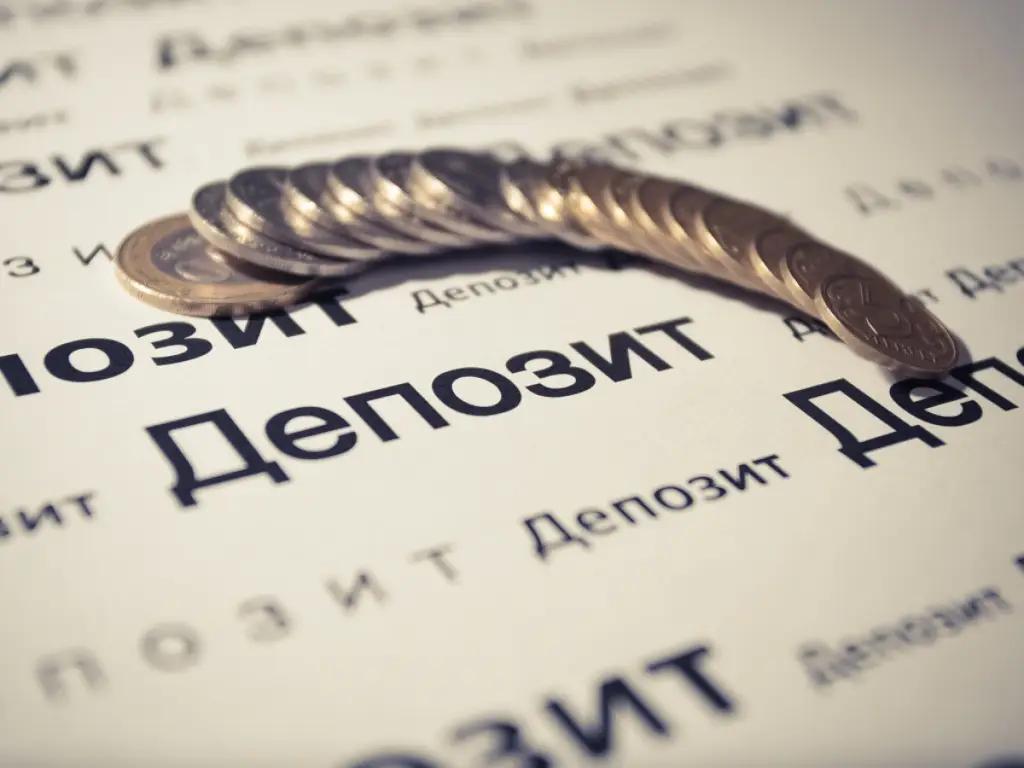 В сентябре кыргызстанцы положили на депозиты в комбанках 70.3 млрд сомов