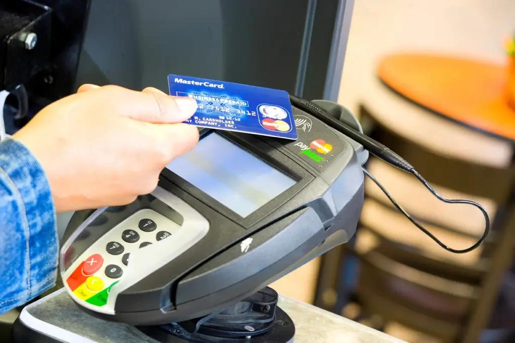 В Казахстане объем безналичных платежей в 2016 году составил 1.3 триллиона тенге