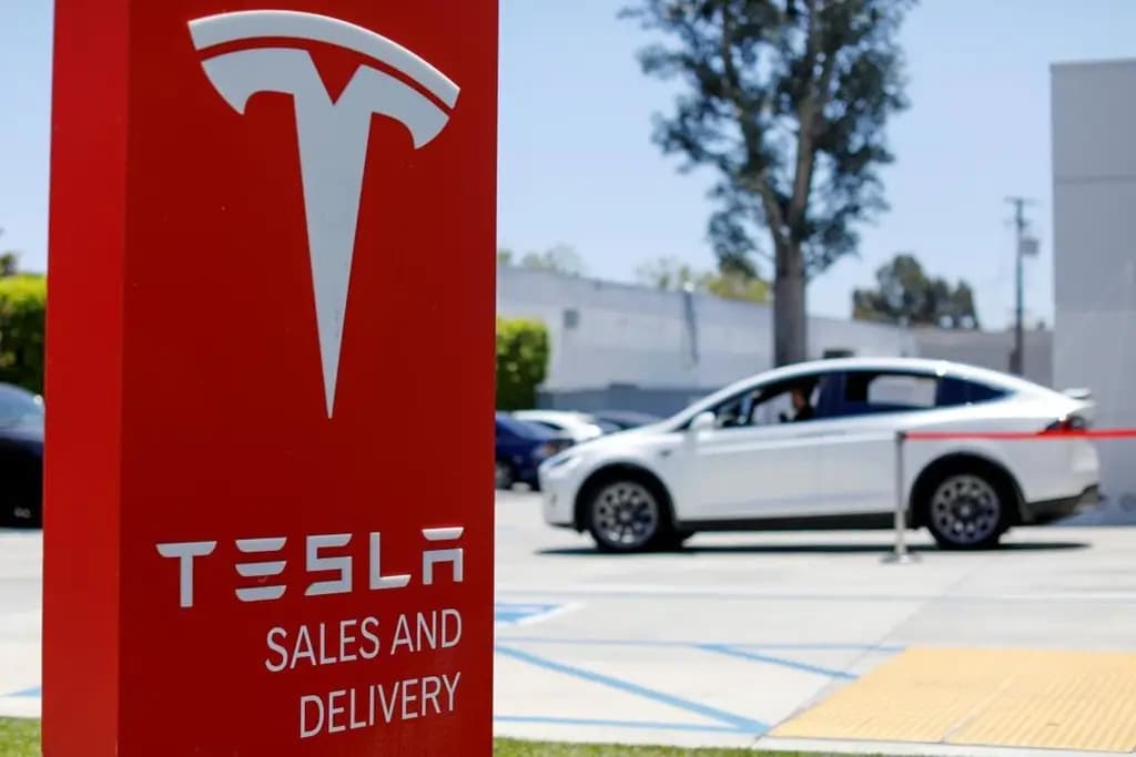 Акции Tesla упали более чем на 5%