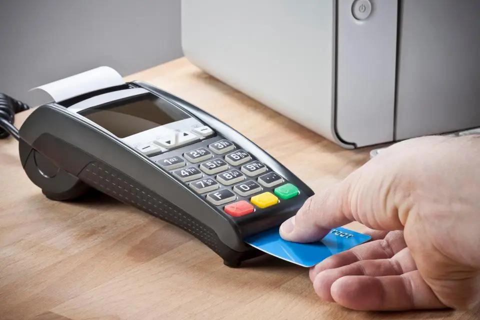 Отток денег отражает конвертацию наличных в безналичную форму — НБ КР