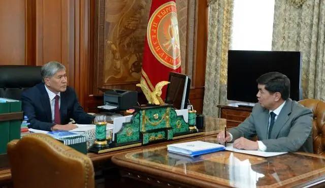 Атамбаев поручил правительству пересмотреть тарифы страховых взносов в Соцфонд