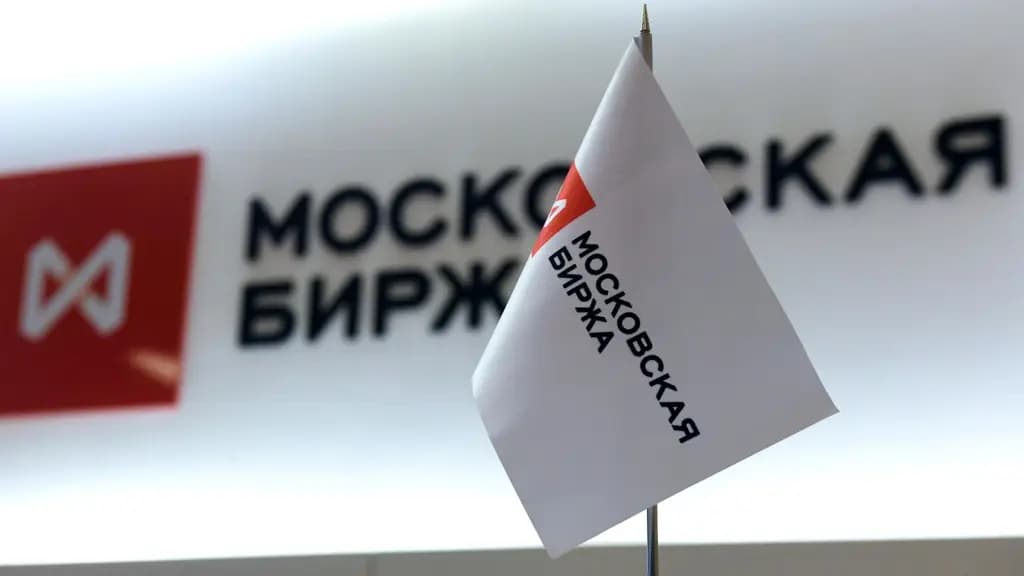 На Мосбирже рубль к сому торгуется дешевле, чем в КР