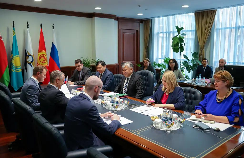 В ЕЭК обсудили развитие евразийских транспортных коридоров