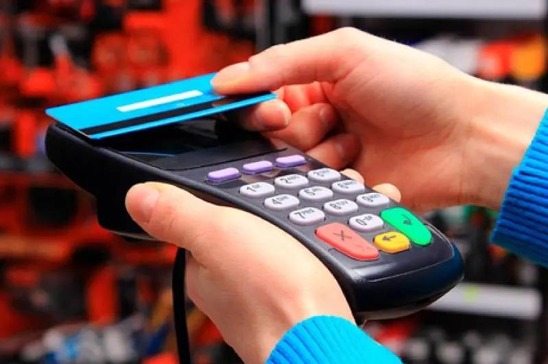 Кыргызстанцы стали оплачивать покупки через карты на 60% больше