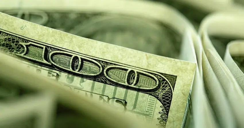 Впервые с ноября 2015 года доллар опустился ниже 65 рублей