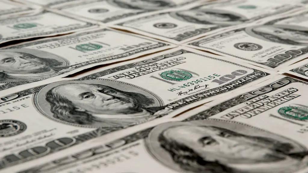 На межбанковских торгах доллар продолжает продаваться по 79.5 сома