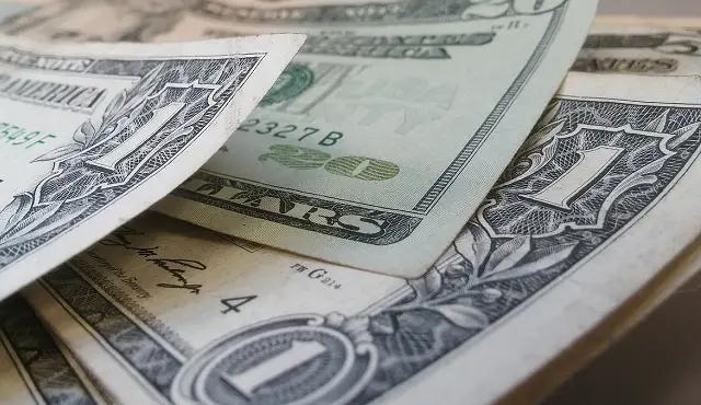 На повышение стоимости доллара продолжают влиять заявления представителей ФРС США
