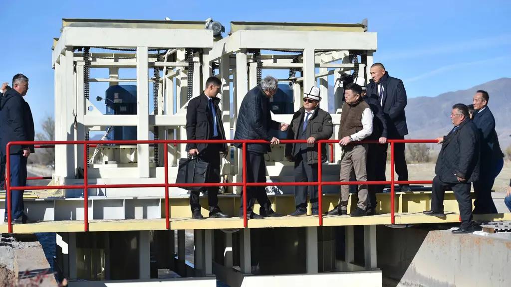 Глава кабмина открыл пилотный проект по установке мобильной ГЭС на ОЧК-1