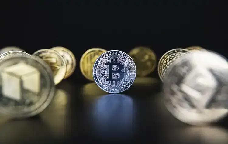 За месяц биткоин подорожал на 18.6%