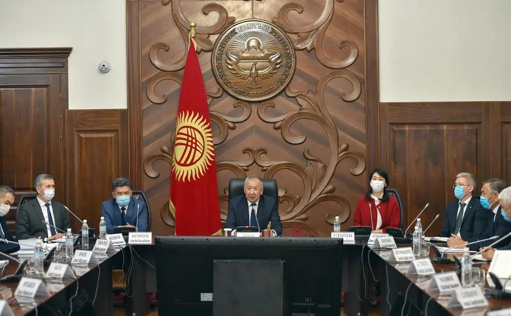 Кубатбек Боронов провел первое рабочее совещание в качестве премьер-министра