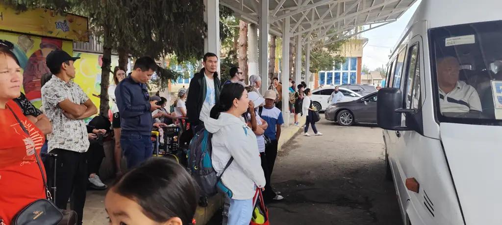 Отдыхающие не могут уехать из Чолпон-Аты