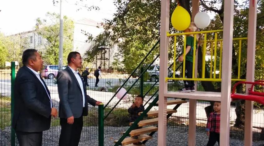 В Бишкеке открыли детскую площадку за 238 тысяч сомов