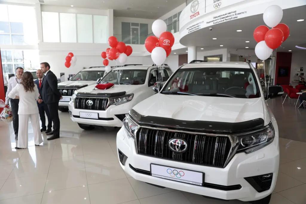 НОК КР передали три внедорожника Land Cruiser Prado