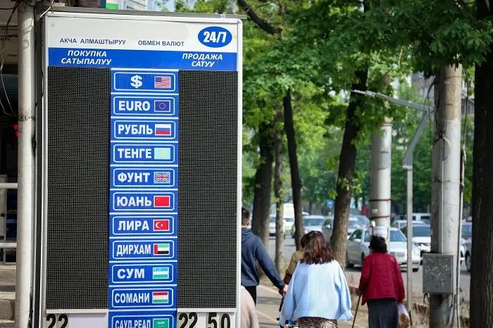 Доллар стабилен, рубль вырос более чем на 3%. Курс НБ КР на 10 июня