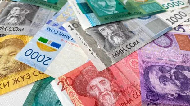 В Кыргызстане среднемесячная зарплата продолжает расти — Нацстатком