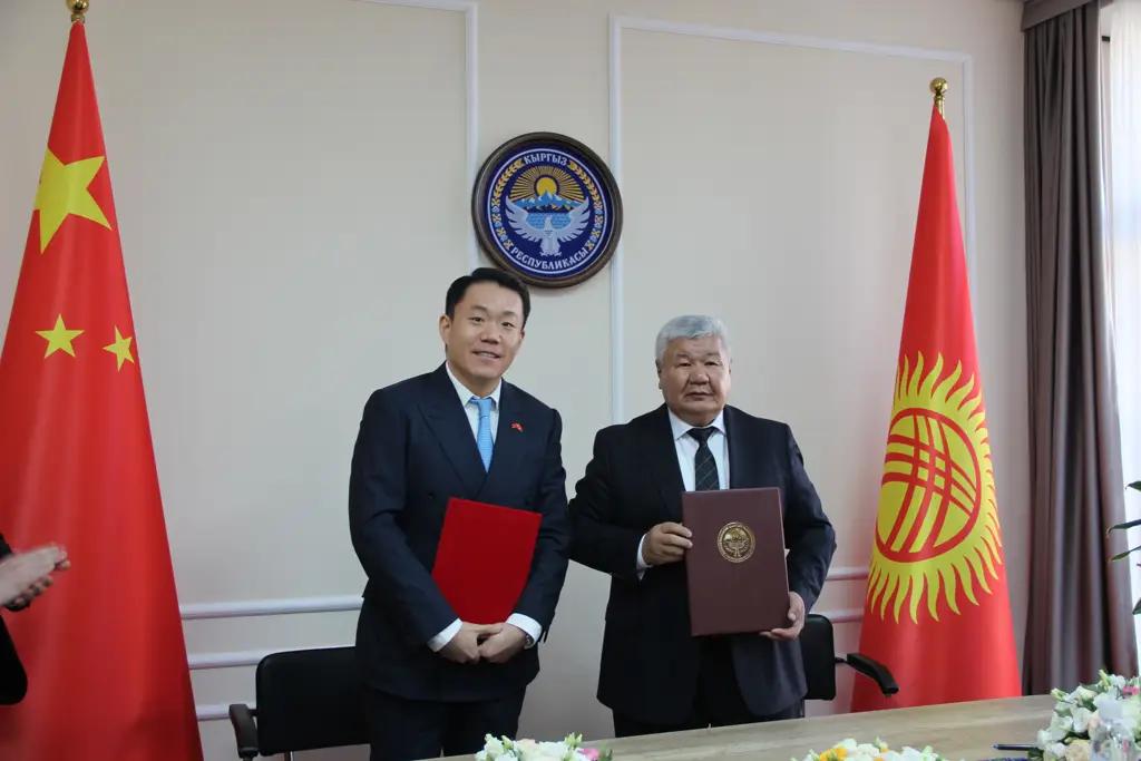 Кыргызстан подписал соглашения с двумя китайскими энергокомпаниями