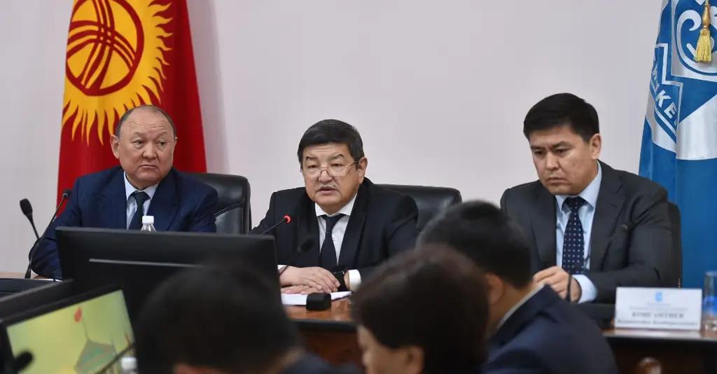 Глава кабмина поручил мэрии усилить контроль за нарушителями парковки