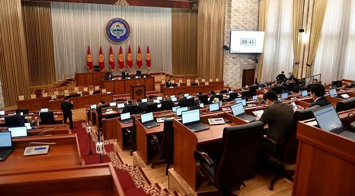 В КР намерены ограничить для бизнеса суммы наличных платежей