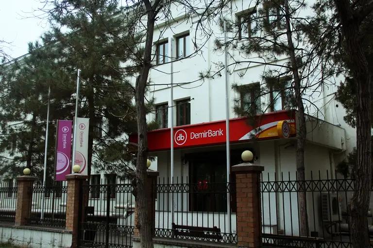 Банкоматы «Демир Банка» начнут снимать комиссию за обналичивание в долларах