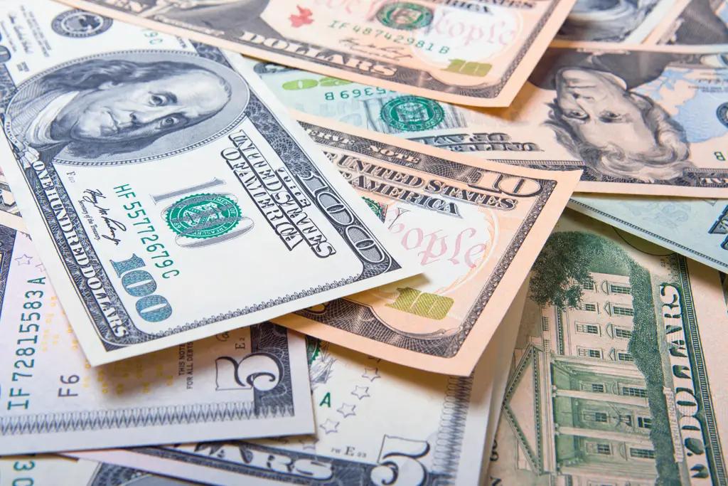 Спрос на валюту на межбанковских торгах вырос в 3.3 раза