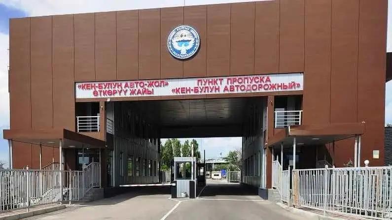 Сколько машин сейчас стоит на КПП у казахской границы