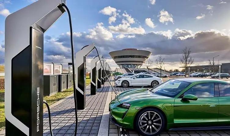 Государственный автопарк хотят перевести на электромобили