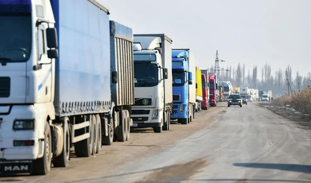 Правительство: Поставки ГСМ, продуктов питания и других товаров из РФ будут идти бесперебойно