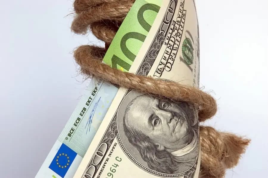 Два комбанка потеряли 4.9 млн сомов иностранного капитала