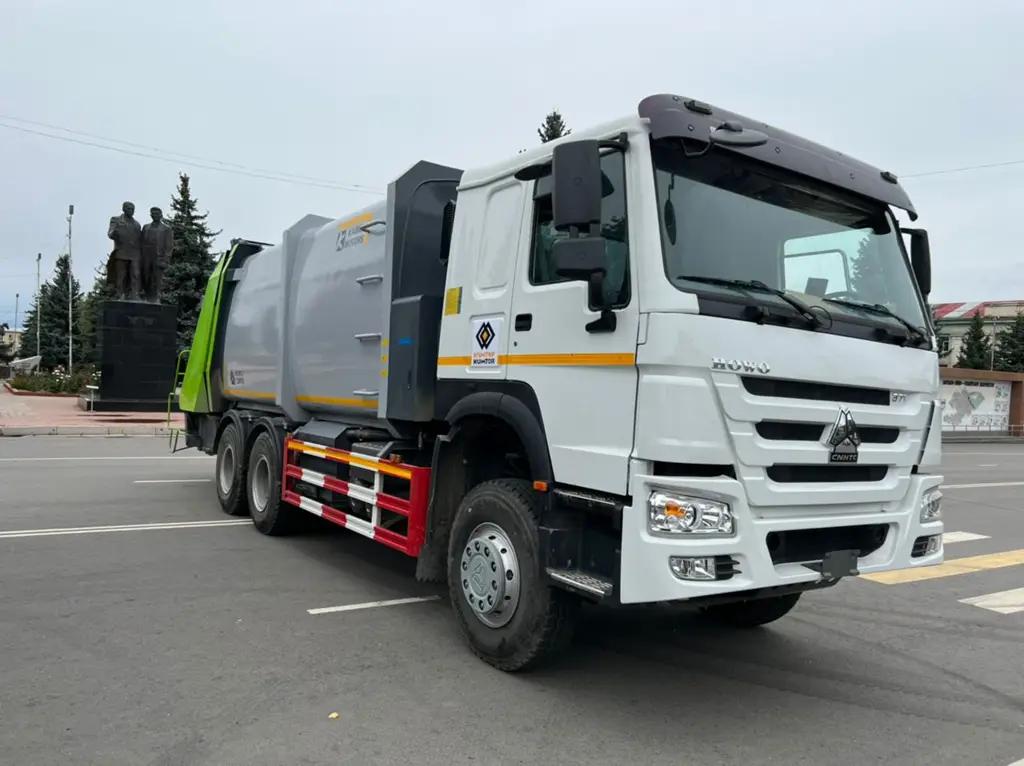 «Кумтор» подарил Караколу мусоровоз за 7.9 млн сомов