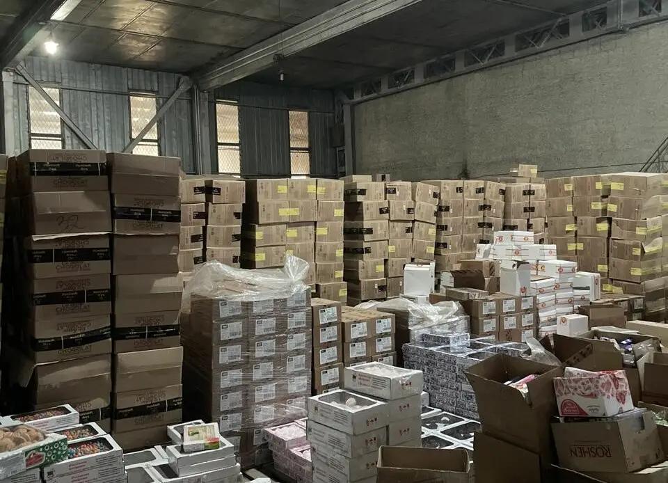 Финпол опечатал склад с просроченными сладостями