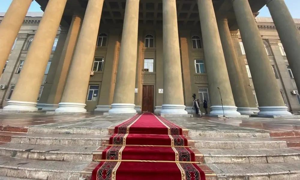 Расходы администрации президента КР в ноябре вырастут почти на 80%