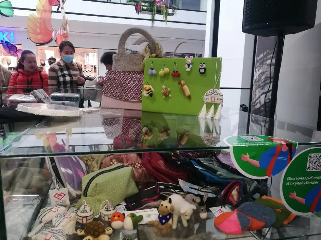 «Покупай у женщин»: в Бишкеке и Оше проходят ярмарки товаров сельских женщин