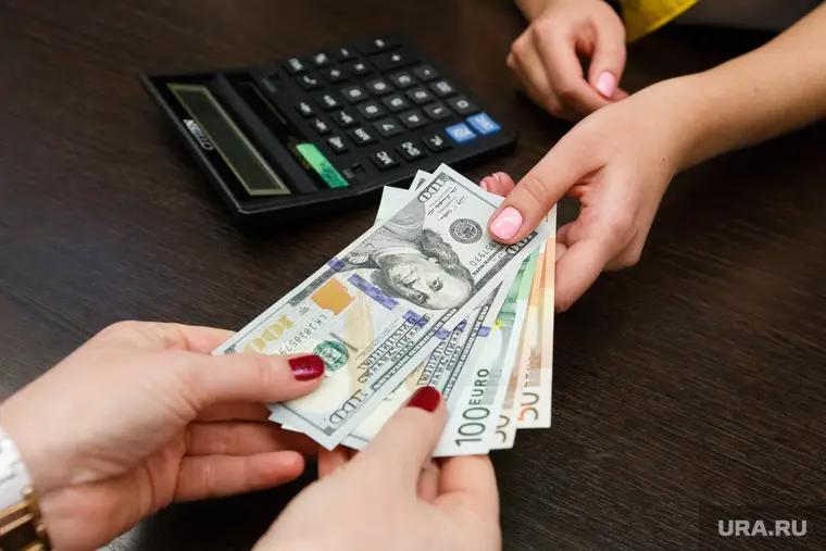 Доллар падает, рубль растет. Обменки и комбанки Кыргызстана обновили курс валют