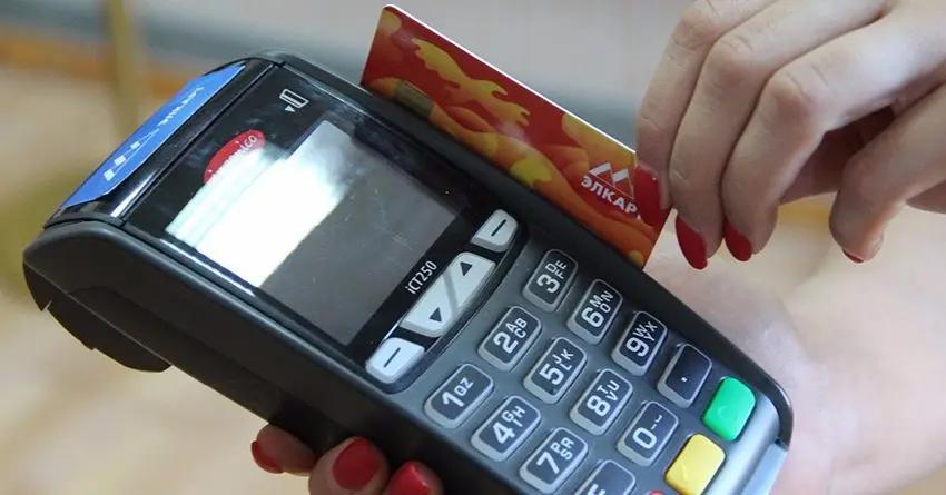 В КР стали в полтора раза чаще оплачивать покупки картами