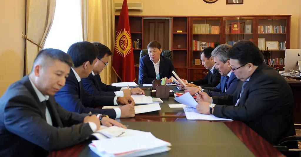 Премьер поручил Минфину снизить расходы на содержание госорганов