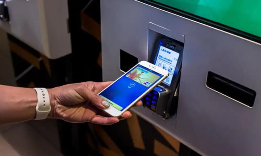 В банкоматах России деньги можно будет снимать через смартфон