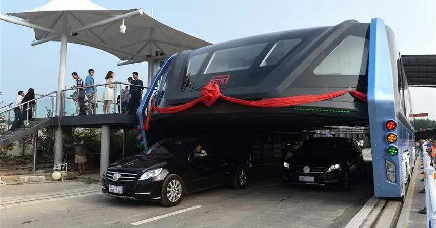 В Китае проходят испытания первого опытного образца портального автобуса TEB