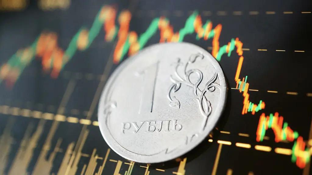 Рубль укрепился к доллару за сутки почти на 4%