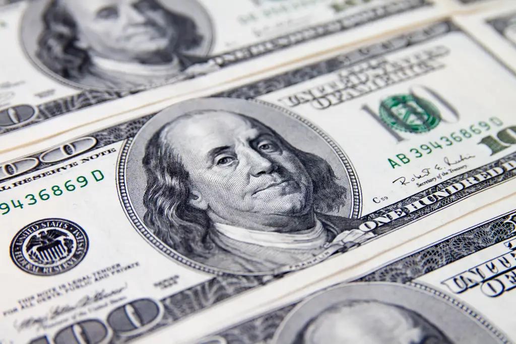 На валютных торгах доллар США продают по 82 сома