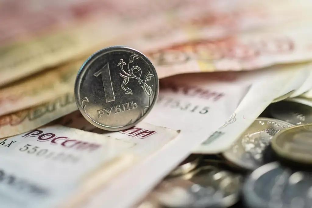 Рубль ослаб к доллару, но укрепился к евро