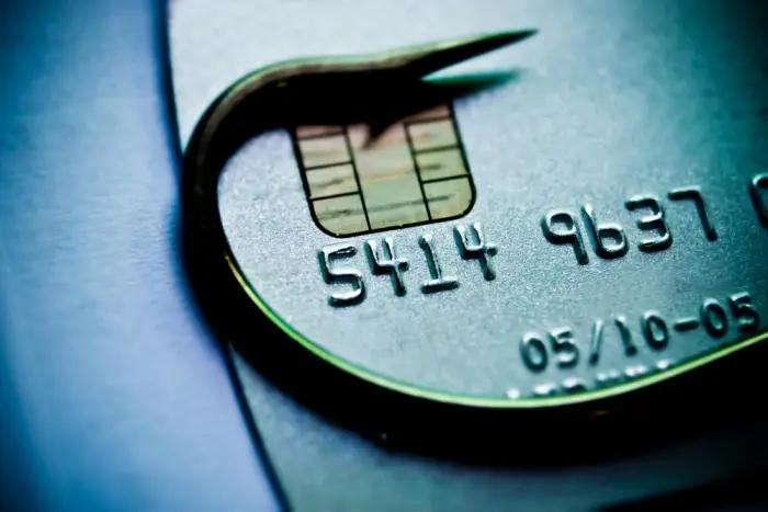 Еще один комбанк предупредил о мошенничестве с картами