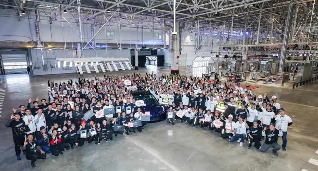 Китайский филиал Tesla выпустил первые электромобили