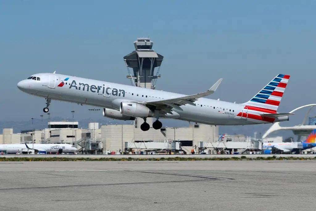 American Airlines приостановила авиасообщение с 15 городами
